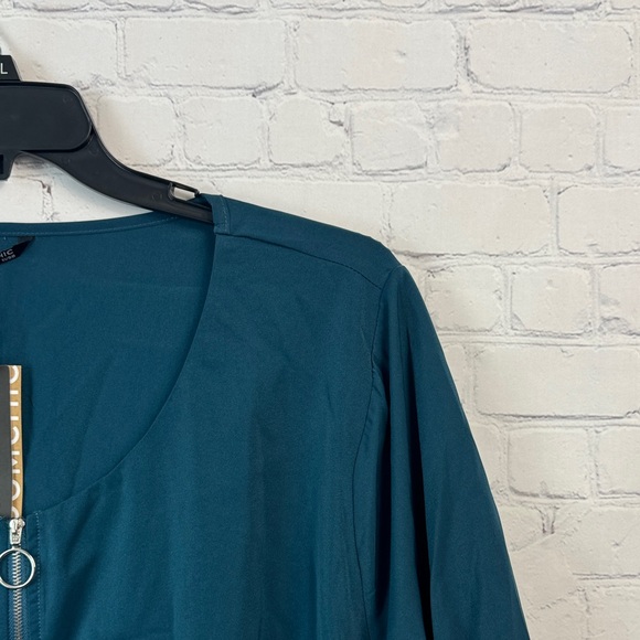 BloomChic Teal and Cream Blouse with Zipper Detail Plus Size 5X - Picture 3 of 7